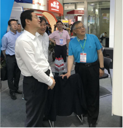 省委常委、西寧市委書記王曉蒞臨第十九屆青洽會(huì)青海物產(chǎn)展位參觀